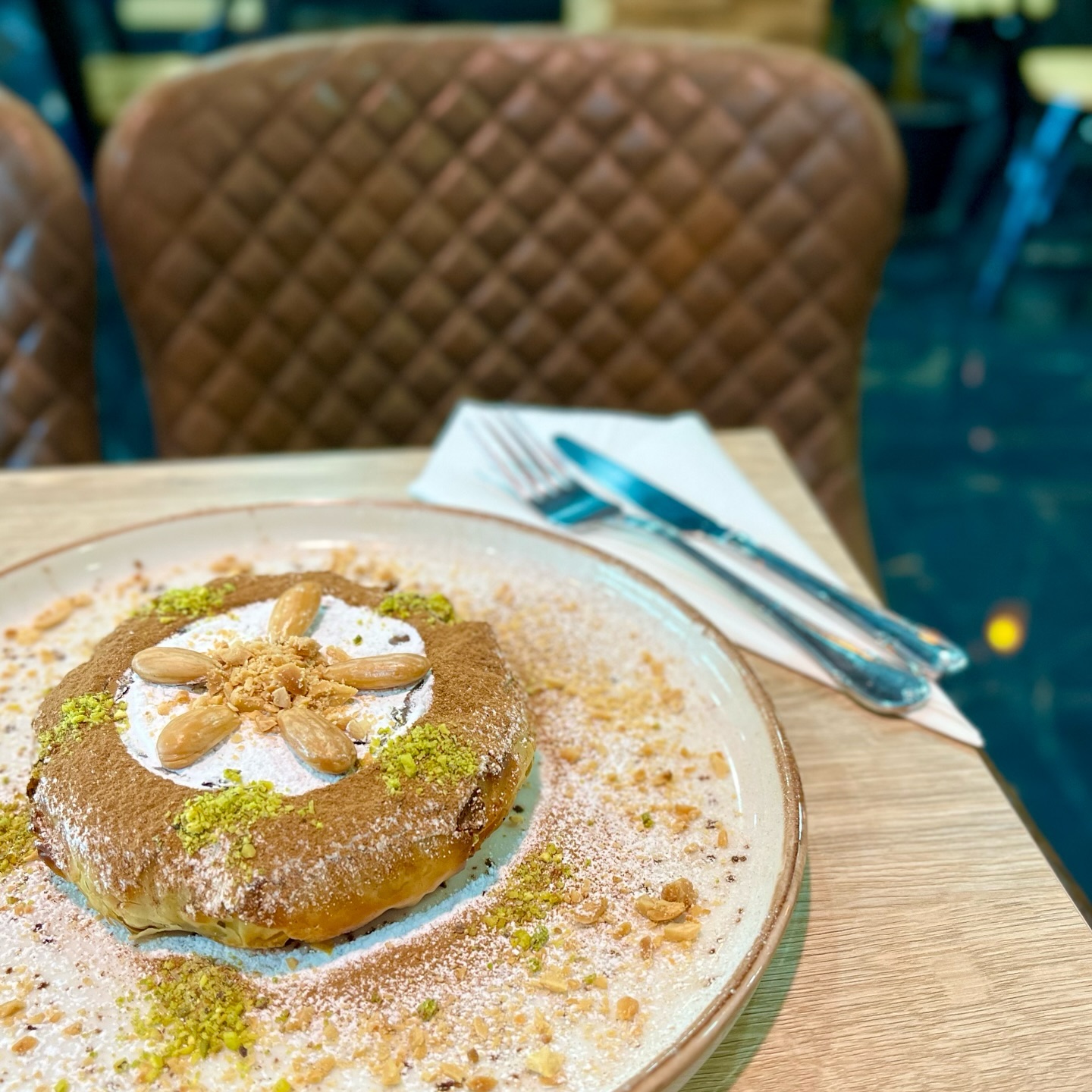 Pastela marroquí espolvoreada con canela y almendras