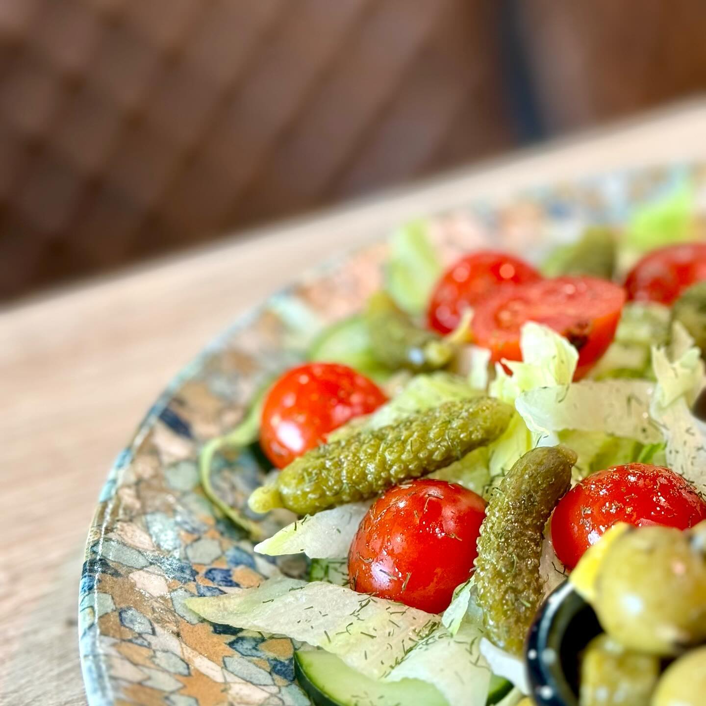 Ensalada fresca con tomate, pepino y encurtidos
